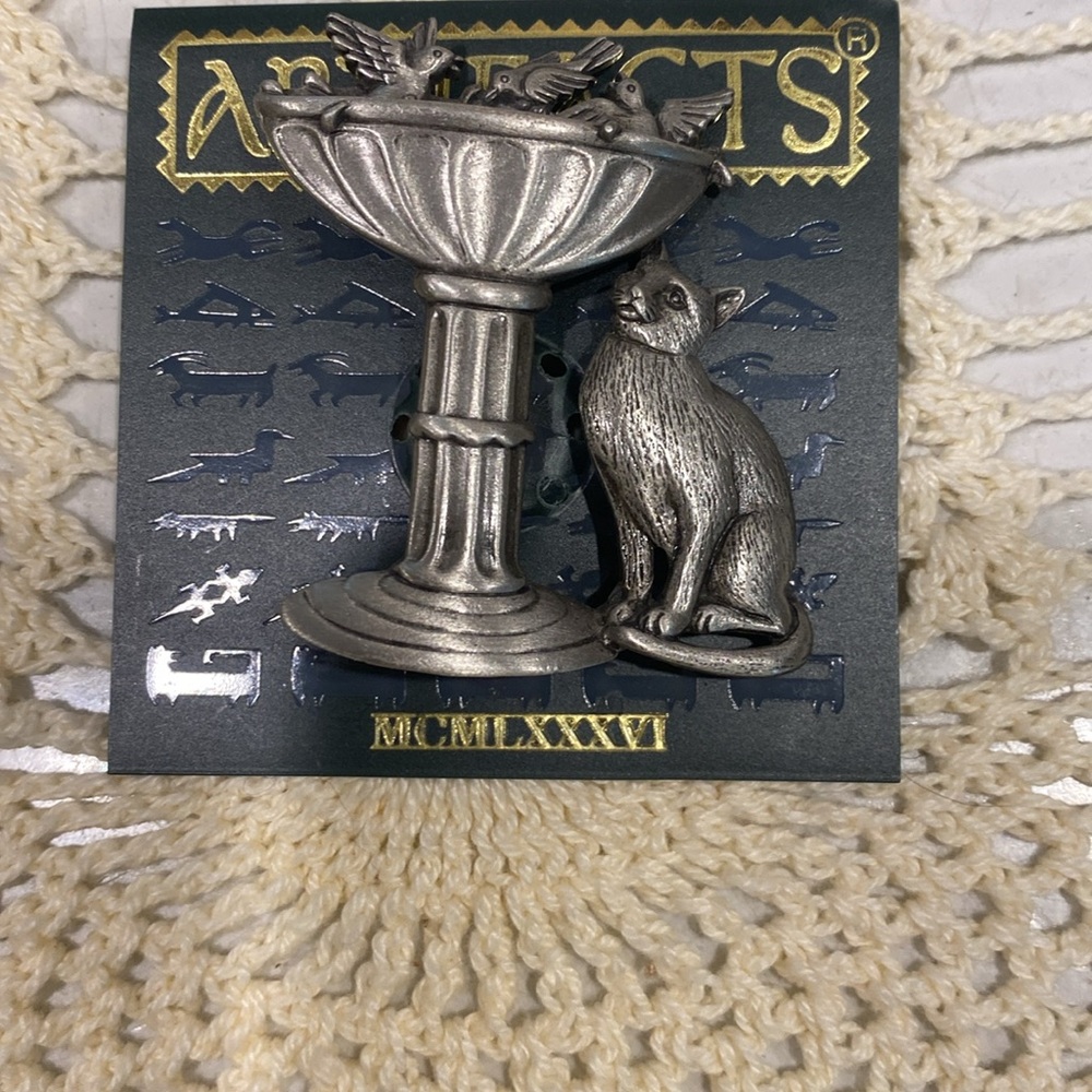 Artifacts JJ Jonette Jewelry Pewter Cat Watching Bird Bath Pin Vintage 1986 - Picture 2 of 4